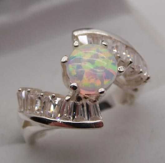 Srebrny pierścionek naturalny opal i cyrkonie R.12.