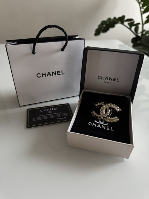 Piekna ponadczasowa broszka Chanel