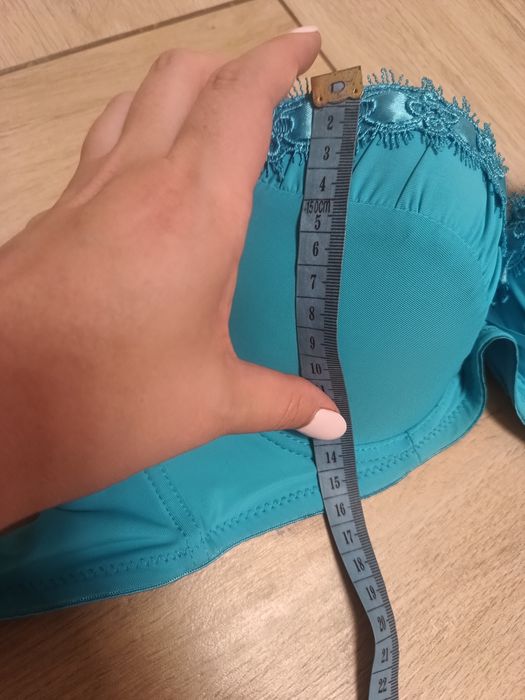 Dwa damskie niebieskie biustonosze mały rozmiar
