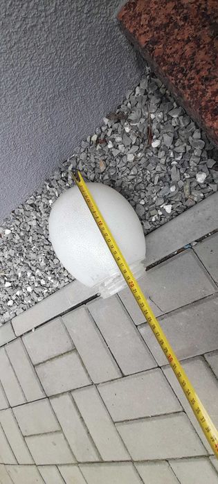 Stary klosz z lampy przemysłowej