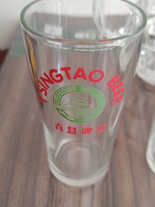 Caneca de cerveja Lowenbrau e 3 copos da cerveja Tsingtao Bee