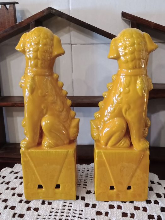 Cães de fu / foo em porcelana chinesa de cor amarelo assinados na base