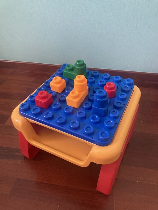 Mesa de atovidades Bebe