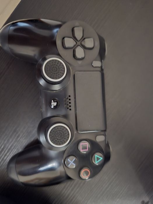 Playstation 4 Pro 1tb, 2 comando e 2 jogos