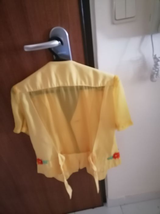 Blusa de grande qualidade, com flores em croché e muito bonita