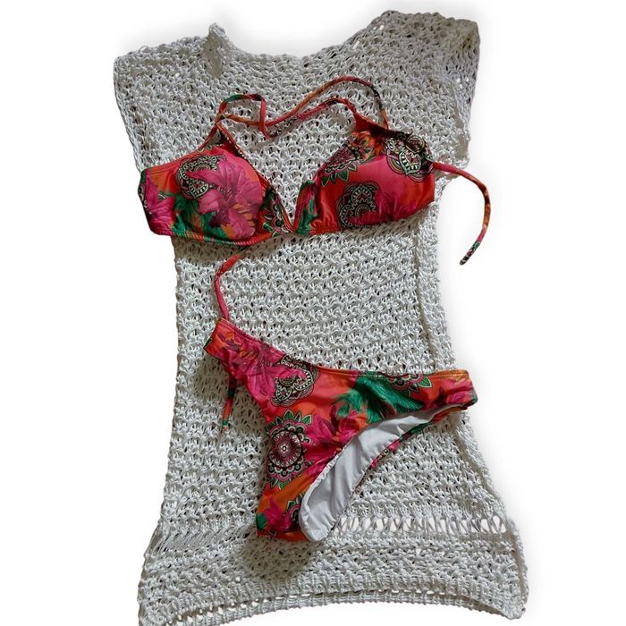 Conjunto de biquínis com saída de praia