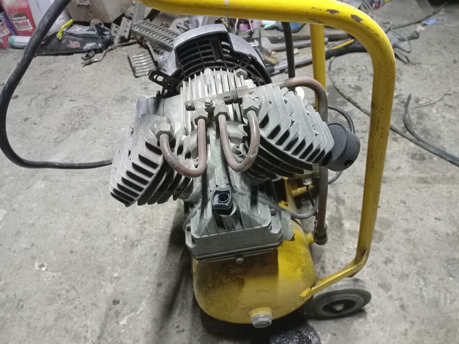 Sprzedam widoczna na zdjeciach kompresor