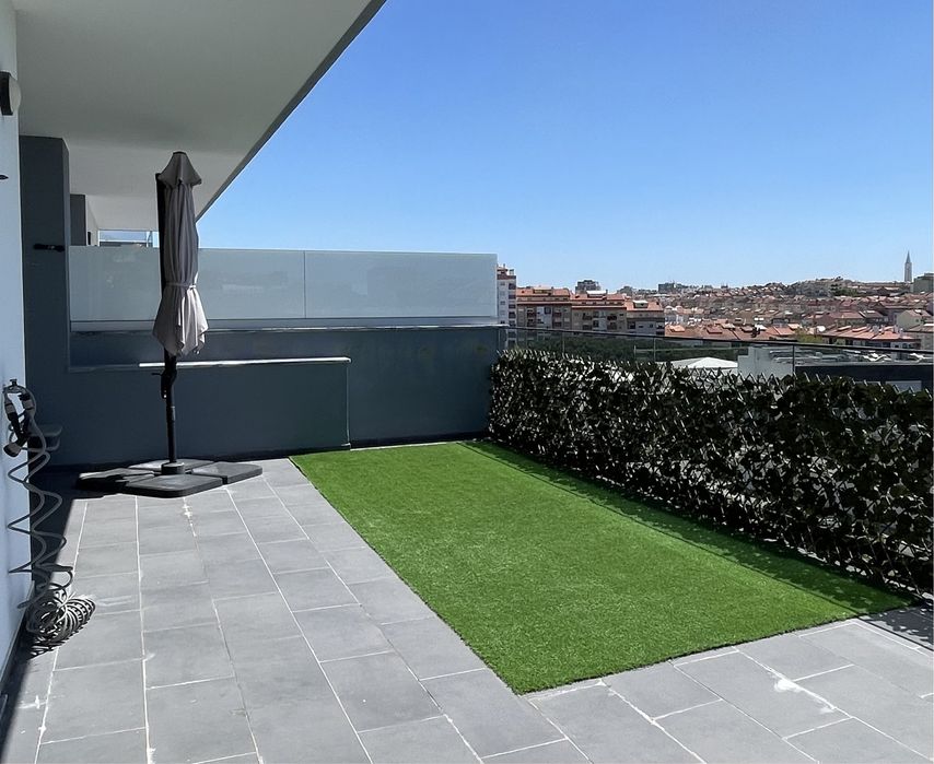 Chapeu sol, espreguicadeiras e tapete relva