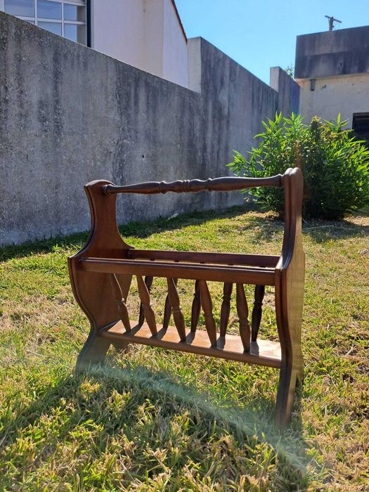 Porta-revistas em Madeira