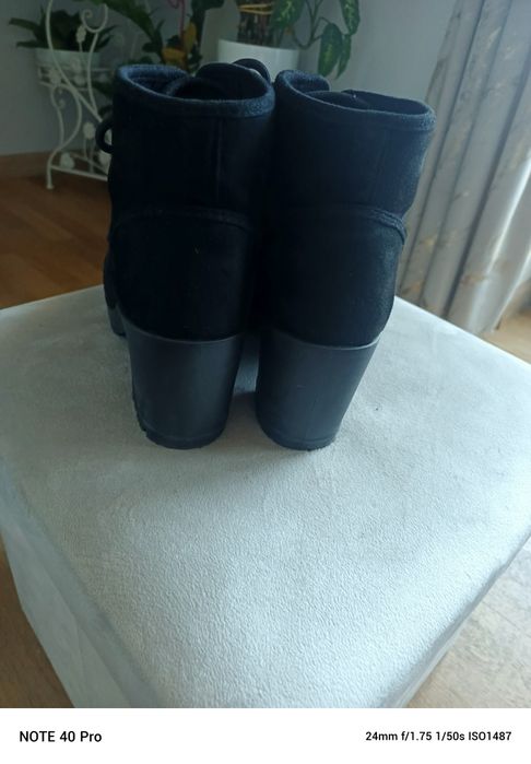 Czarne wiązane botki na obcasie