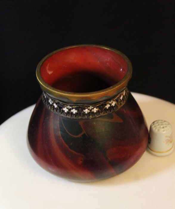 Vaso de vidro iridescente vintage com cinto de metal dourado