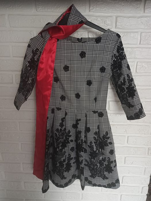 Сукня з вишивкою