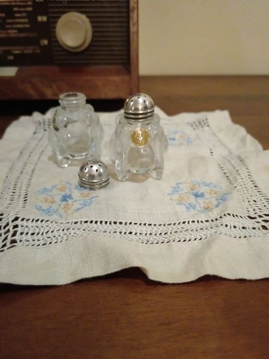 Saleiro e pimenteiro em cristal e prata