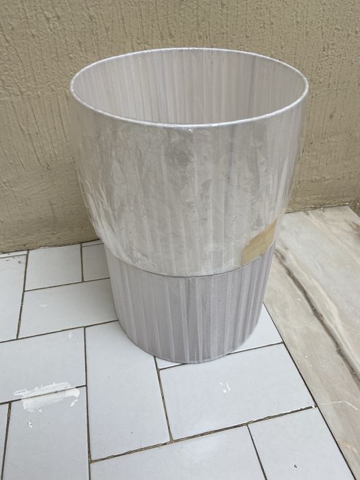 Abajures bege e branco