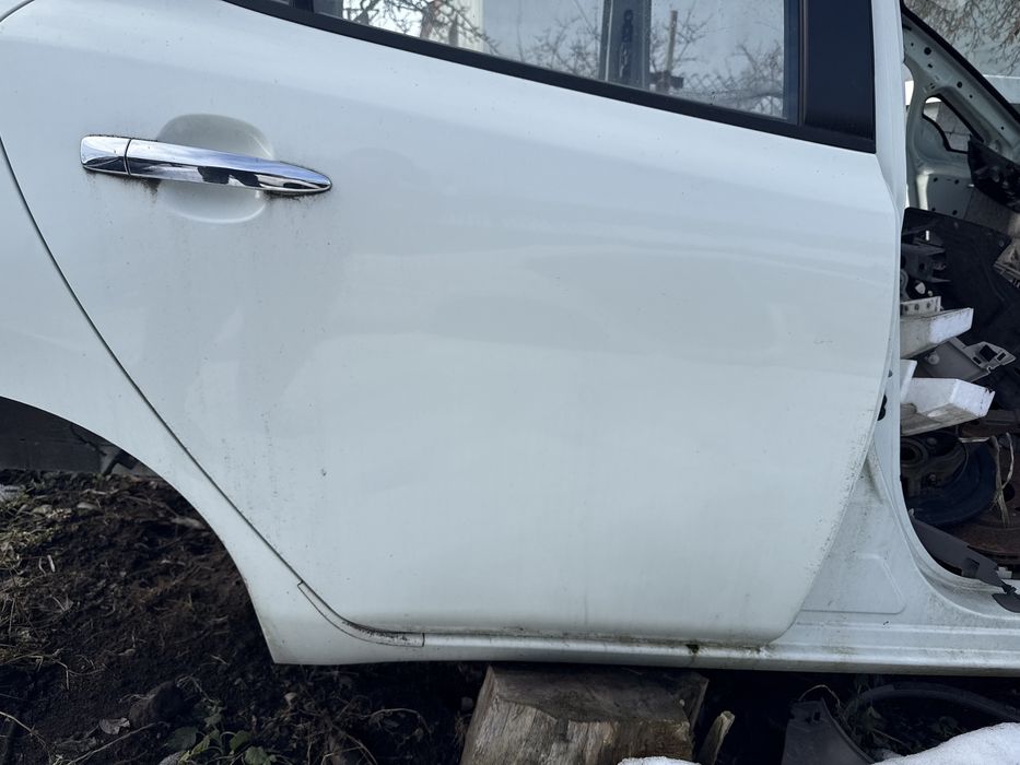 Двері Дверь Двери задні праві білі Nissan Leaf Ніссан ліф 11-17