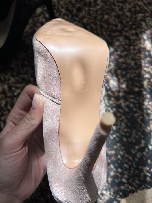 Отдам 2 пари туфель, размер 39 полномерний