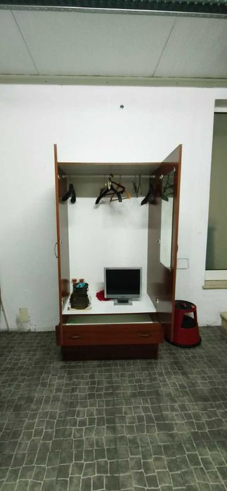 Guarda fatos castanho