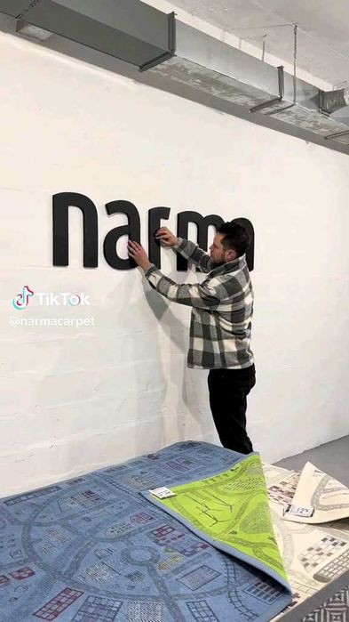 Надписи, слова логотипы буквы вывеска, указатель с пенополистирола