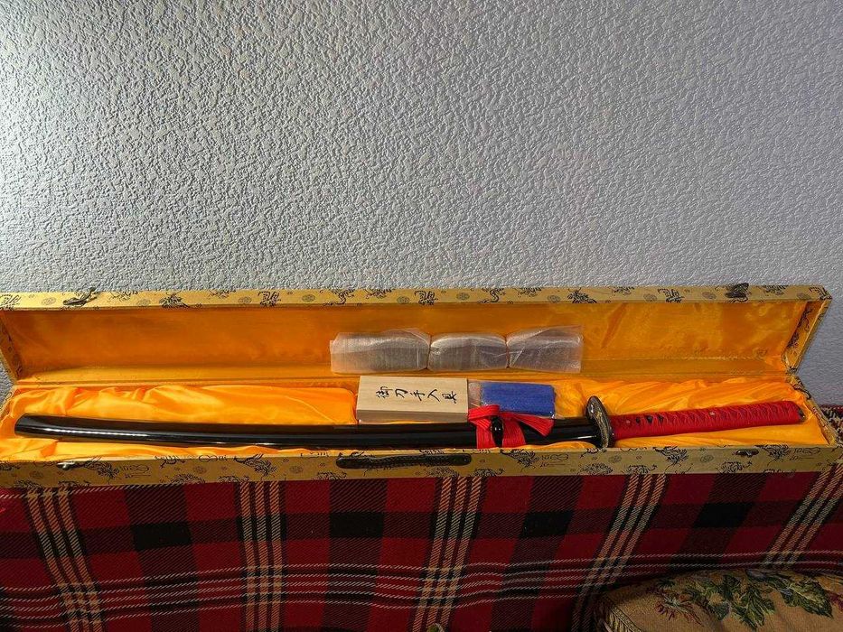 Меч декоративний у піхвах