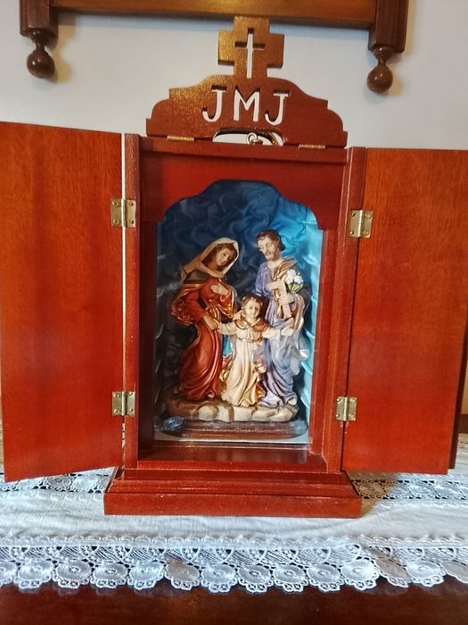Oratório de Madeira sagrada da família 
Com vidro 

Altura aproximadamente 35cm

Largura aproximadamente 20cm
Com vidro 

Altura aproximadamente 35cm