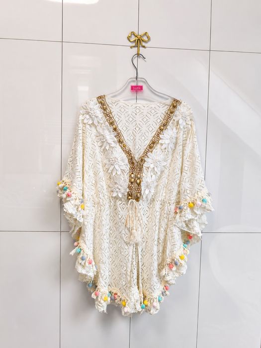 Narzutka plażowa boho z koronką i pomponami – uniwersalna