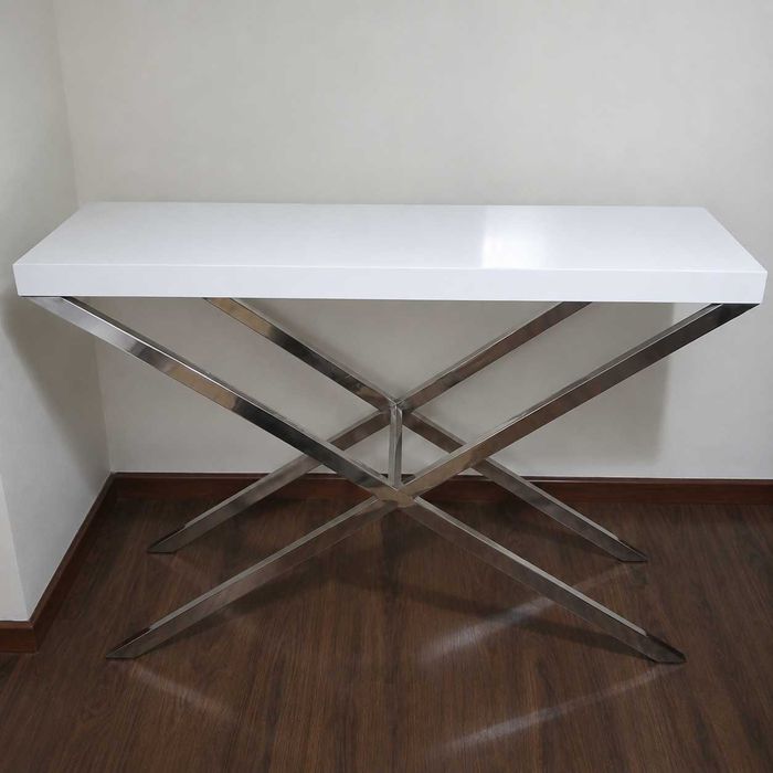 Consola lacado branco com pés em inox