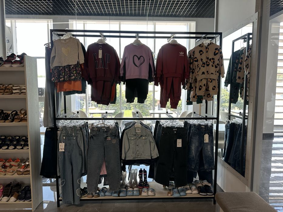 Стойки для одягу в магазин в ідеальному стані