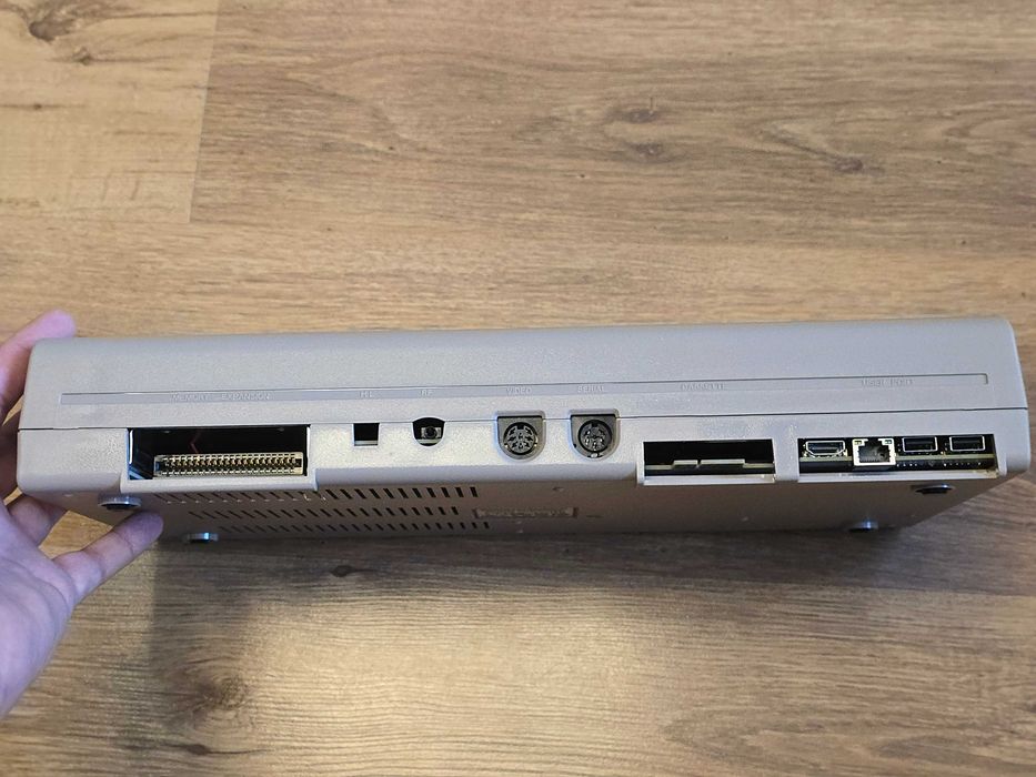 Commodore 64 Ultimate C64U beżowy