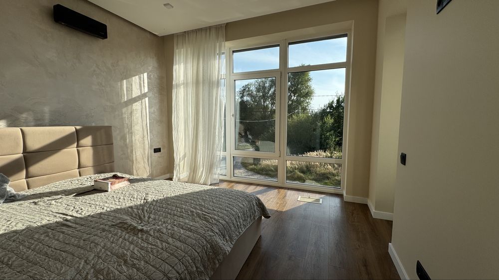 Сучасний таунхаус з ремонтом та меблями і великою ділянкою Крихівці