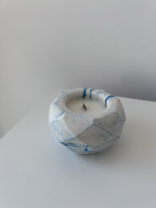 Vela decorativa em Jesmonite com design geométrico moderno