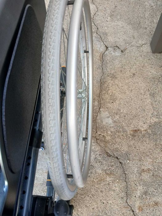 Cadeira de rodas Breezy Premium – praticamente nova