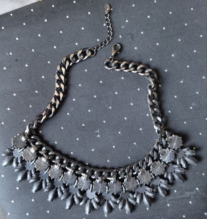 Колье от различных производителей. Цена за шт.