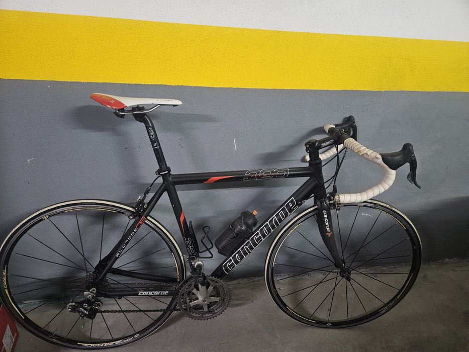 Bicicleta de estrada com rolo de treino