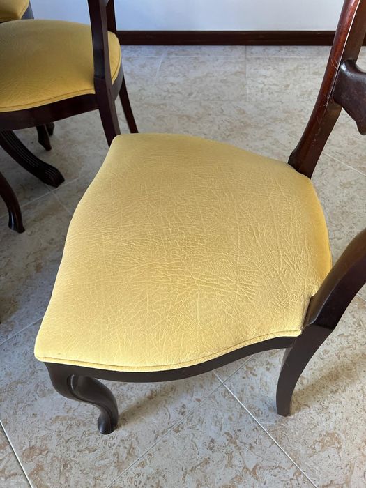 Mesa extensível com cadeiras