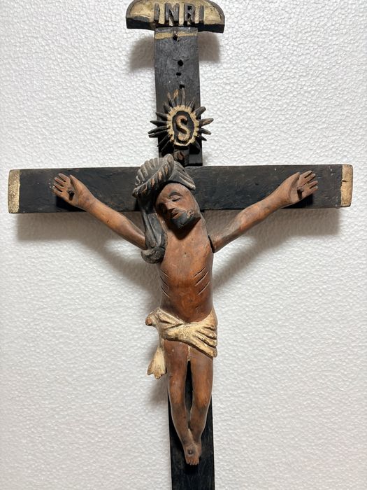 Antigo crucifixo de arte popular brasileira em madeira esculpida