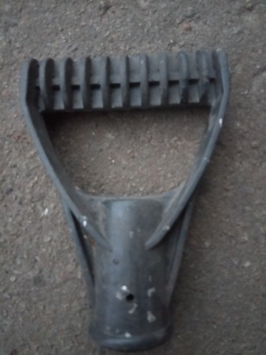 Ручка на снеговую лопату.