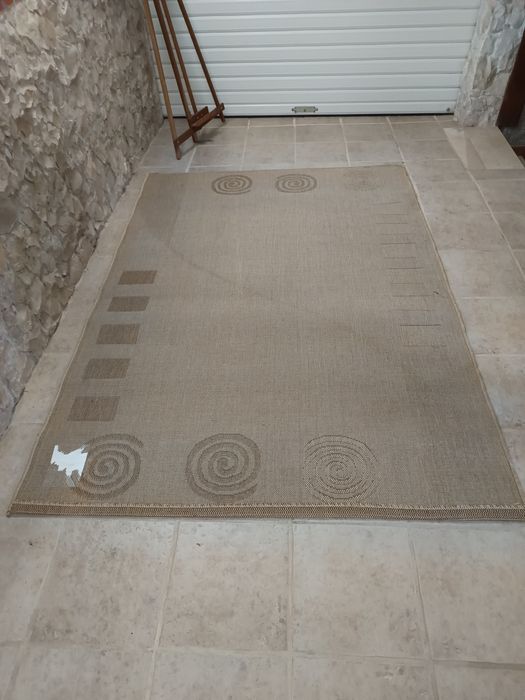 Carpete em tons bege  e castanho