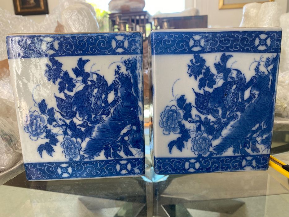 Jarras Rectangulares em Porcelana Azul e Branca – Estilo Oriental