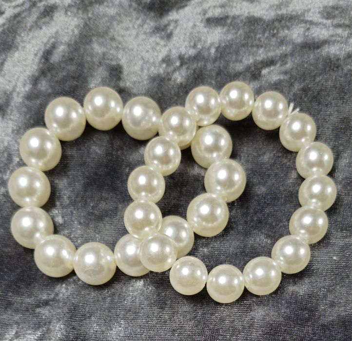 Bransoletki z syntetycznych pereł