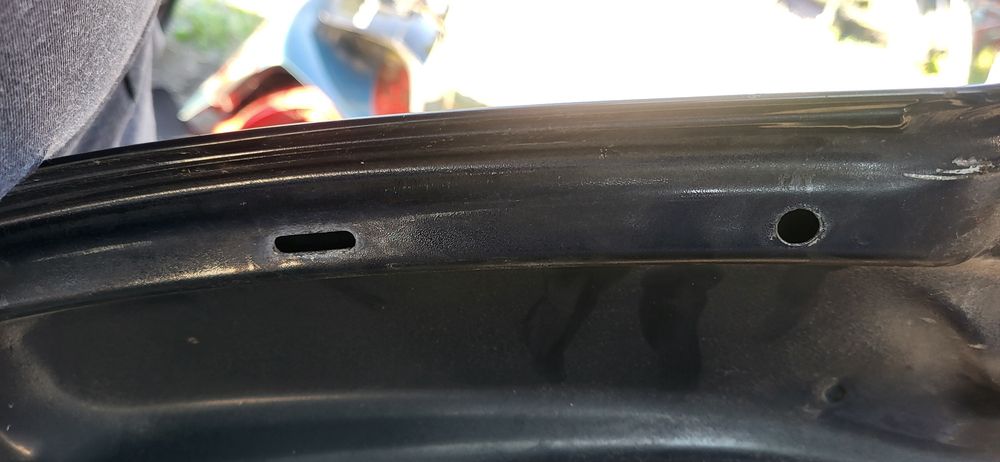 Maska Audi A4 B6 Czarna ładny stan lakieru bez rdzy  Kompletna