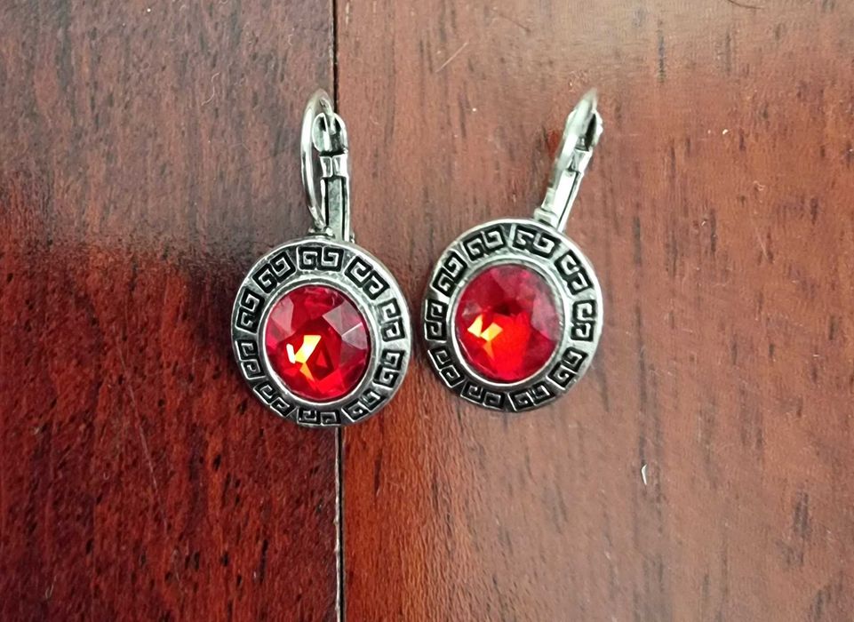 Brincos pequenos cinzentos/ prateados e vermelhos