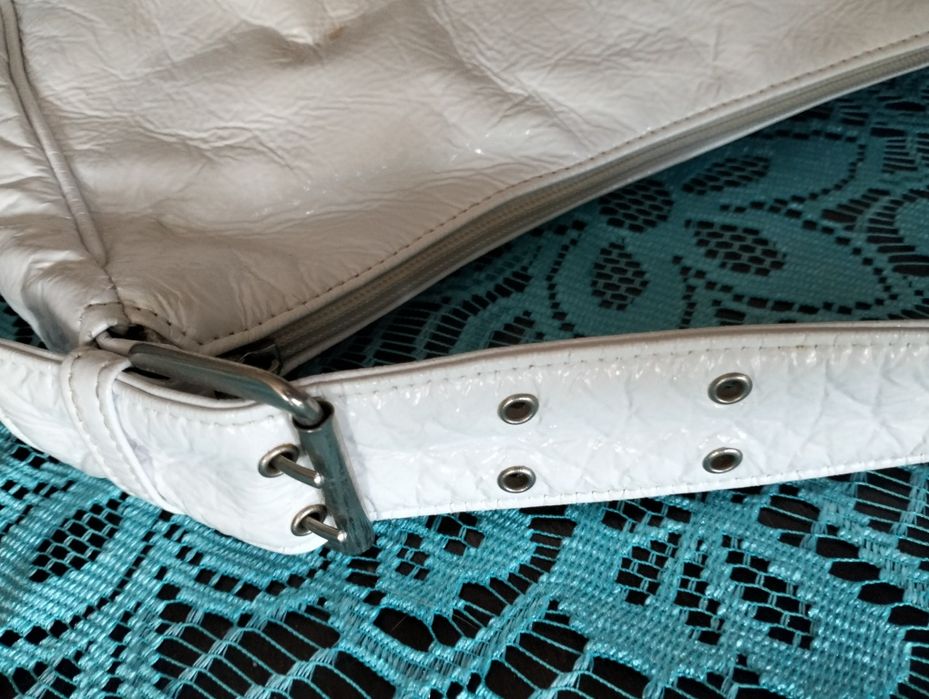 Biała torebka na ramię; Karen; 21 x 30 x 11cm