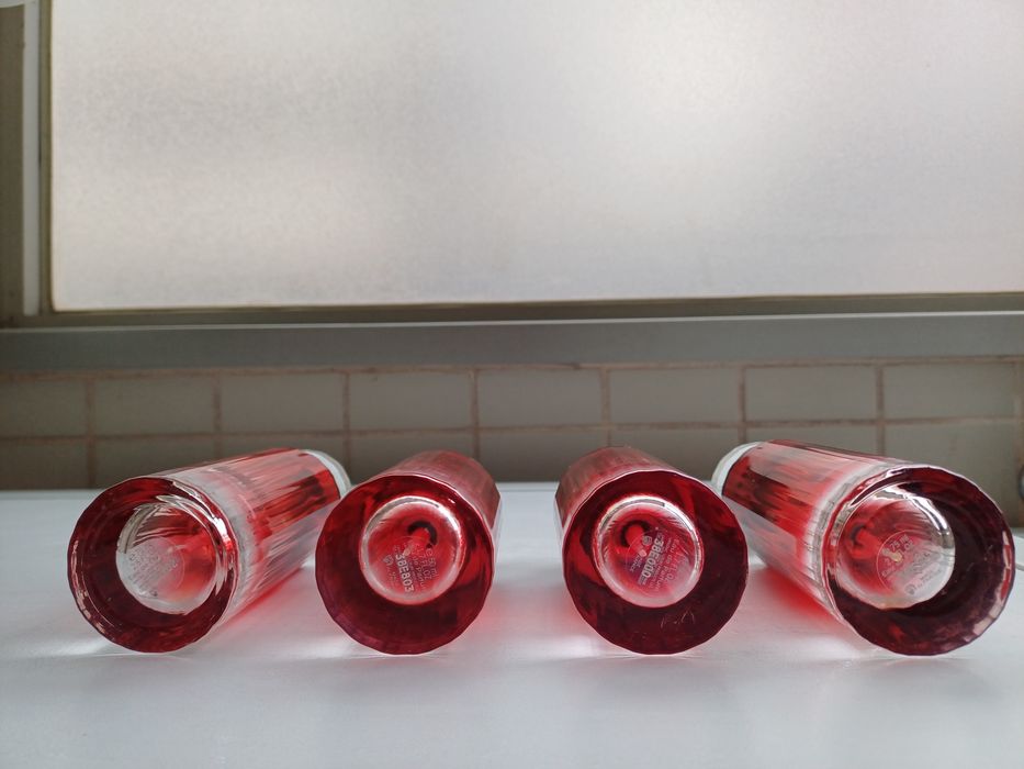 4 lindíssimos frascos (vazios) de perfume Magnifique