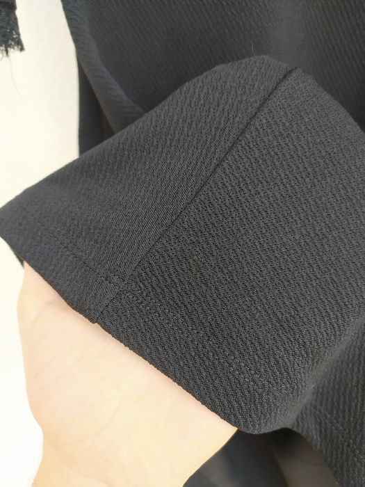 Vestido preto curto com mangas rendadas