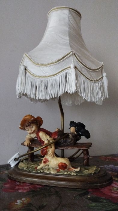 Lampka nocna Capodimonte oryginalna chłopiec na ławce z psem abażur