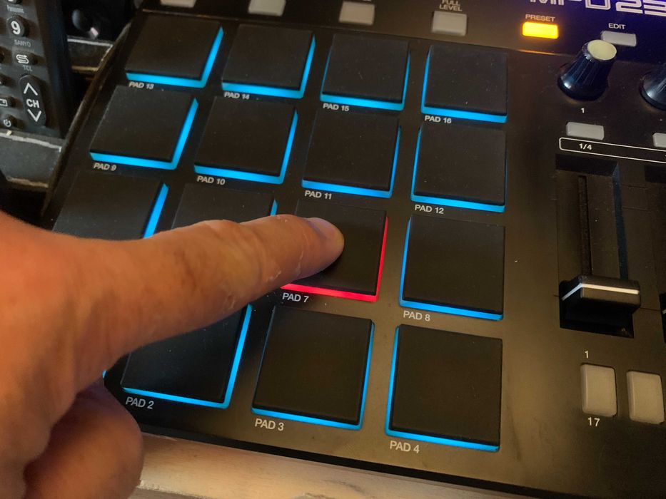Akai MPD 232 Profissional - Controlador Midi