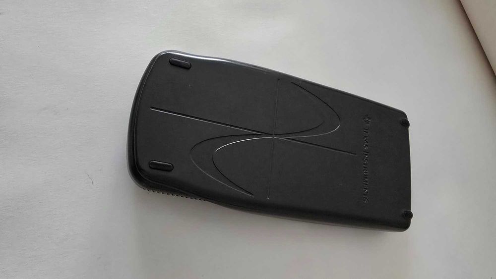 • Calculadora Texas Instruments TI-83 com Capa