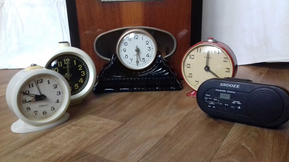 Часы. настенные маятниковые с боем.будильники. наручные.