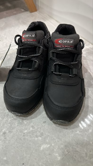 Sapatos de segurança novos