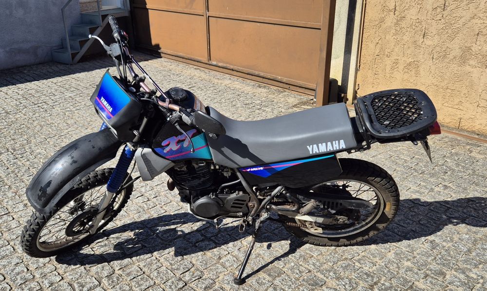 Yamaha XT 350 preta de 1994